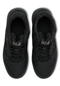 Des chaussures de sport noires en matériau synthétique lisse, avec un col rembourré, une doublure grise texturée et des lacets noirs. Bout arrondi et design minimaliste.