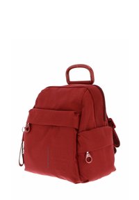 Zaino rosso con texture, dotato di manico superiore, molteplici tasche con zip e una tasca frontale prominente. Include un dettaglio con marchio sul lato.