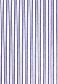 Fines rayures verticales bleu marine espacées uniformément sur un fond de tissu blanc créant un motif rayé classique.
