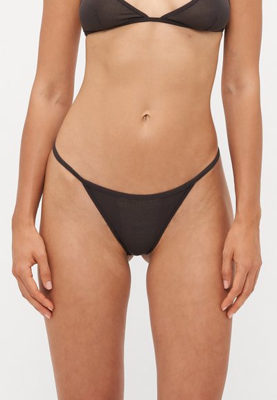 Ensemble de bikini noir à côtes comprenant un soutien-gorge triangulaire à fines bretelles et un bas string à couverture minimale. Texture de tissu lisse.