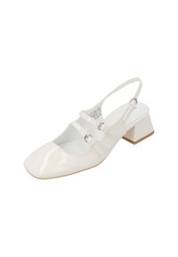Scarpa slingback in vernice bianca con punta quadrata, due fasce frontali e fibbie argentate. Tacco a blocco spesso con una suola marrone chiaro texturizzata.