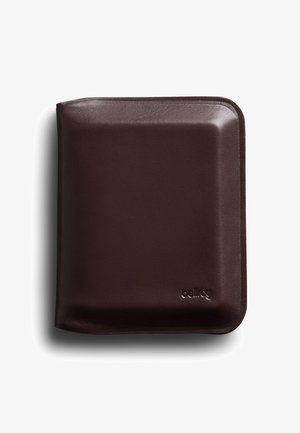 Portafoglio in pelle marrone scuro con angoli arrotondati, con il piccolo logo "bellroy" in rilievo nell'angolo inferiore destro anteriore.
