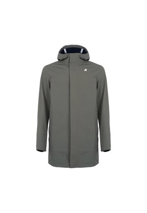 Giacca da pioggia leggera grigia con cappuccio, zip frontale e polsini. Presenta un logo sul petto e una texture liscia e opaca.