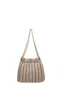 Sac à main beige moelleux avec texture matelassée, anses en chaîne dorée, ouverture froncée et accent avec logo. Matériau compact et doux.