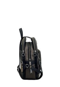 Sac à dos noir et gris avec double fermeture éclair et accents en daim. Présente des accessoires en métal et une poignée de transport renforcée sur le dessus.