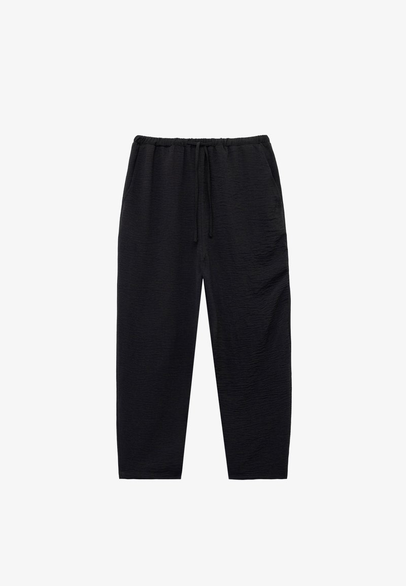 Schwarze, leichte Hose mit elastischem Bund, Kordelzugverschluss, Seitentaschen und einer strukturierten Stoffoberfläche.