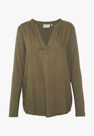 Olivnozelena majica s dugim rukavima i V-izrezom, koja ima opušteni kroj, meku teksturu i bočne proreze na rubu za lakše kretanje.