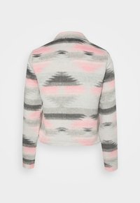 Veste en polaire avec col, présentant un motif abstrait gris, noir et rose. Texture douce, manches longues et coupe courte.