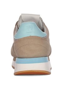 Beżowe zamszowe sneakersy z jasnoniebieskimi akcentami, białą podeszwą środkową i teksturowaną kauczukową podeszwą zewnętrzną. Posiadają wyściełany kołnierz oraz detal z logo.