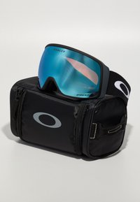 Lunettes de ski noires avec un grand verre miroir bleu, montées sur une pochette noire avec un logo gris et des détails de fermeture éclair.