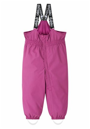 Rosa wasserdichte Latzhose mit verstellbaren schwarzen Trägern, elastischem Bund und elastischen Bündchen an den Knöcheln für eine sichere Passform.
