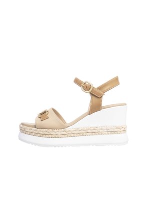 Beige Leder-Wedgesandalette mit verstellbarem Knöchelriemen, espadrille-artigem geflochtenem Zwischensohlen und weißer Gummisohle. Schnallenakzent vorne.