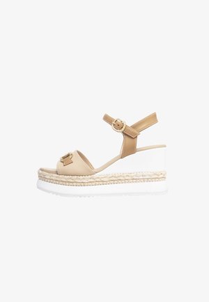 Beige Leder-Wedgesandalette mit verstellbarem Knöchelriemen, espadrille-artigem geflochtenem Zwischensohlen und weißer Gummisohle. Schnallenakzent vorne.