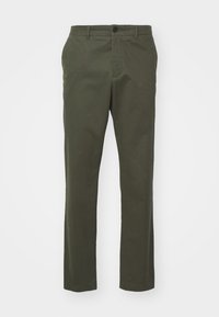 Pantalones rectos verdes oliva para hombre con cierre de botón y cremallera, trabillas para cinturón y bolsillos laterales, exhibidos sobre un fondo blanco.