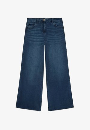 Donkerblauwe wijdere denim jeans met voor- en achterzakken, riemlussen, knoopsluiting en subtiele vervagingdetails bij de taille en dijen.