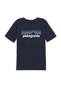Tmavě modré tričko s krátkým rukávem s obdélníkovou grafikou hory a slovem "patagonia" bílou barvou přes hruď.