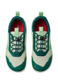 Zielono-kremowe buty sportowe mają siateczkową cholewkę, elastyczne sznurowadła z regulatorem oraz teksturowaną gumową podeszwę. Czerwone wewnętrzne wykończenie podkreśla design.
