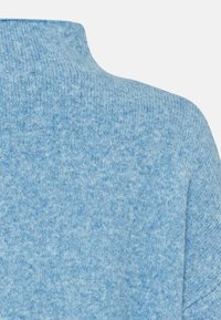 Heller blauer Pullover mit strukturiertem Strickdesign, featuring einen hohen Kragen und dezenten Melange-Muster. Weicher Stoff, lässige Passform.