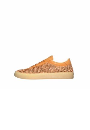 Sneaker arancione low-top con tomaia in pelle intrecciata, chiusura con lacci frontale e suola in gomma beige mostrato di profilo.