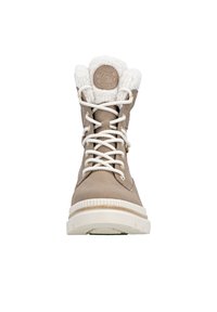 Beige Schnürstiefel mit runder Zehenpartie, Kunstpelzfutter und weißer strukturiertem Sohle. Mit einem runden Logo-Patch auf der Zunge und dicken weißen Schnürsenkeln.