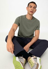 hessnatur REGULAR  - T-shirt basic - oliv