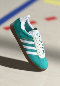 adidas Originals GAZELLE - Chaussures de football en salle - liverpool fc/sea green/footwear white