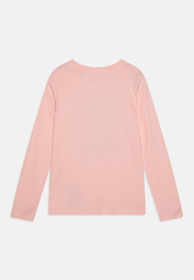 Maglietta a maniche lunghe in morbido cotone rosa chiaro, con scollatura rotonda, orlo dritto e dettagli di cucitura minimi sulle maniche e sull'orlo.