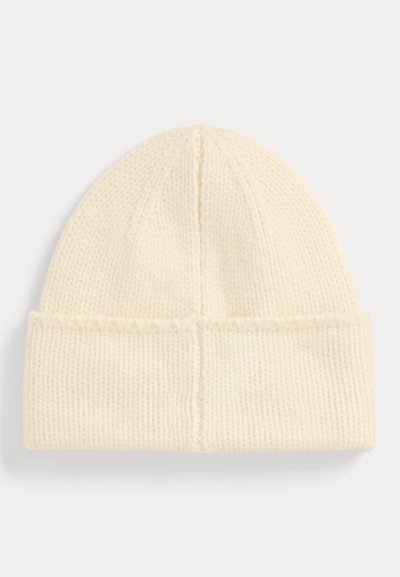 Pletená čepice v krémově bílé barvě s texturovaným vzorem stehu, olemováním a bezešvým vrcholem pro těsné přilnutí.