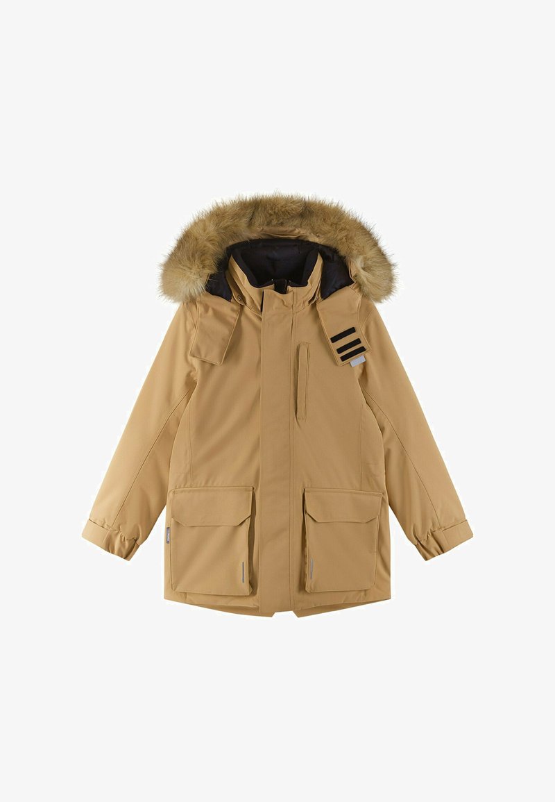 Parka impermeabile marrone con cappuccio in pelliccia sintetica, fodera nera, multiple tasche frontali e dettaglio a tre strisce sulla spalla sinistra.