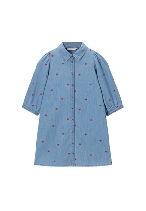 Robe en denim bleu avec de longues manches bouffantes, boutons sur le devant, col et petits motifs de cœurs rouges dispersés sur le tissu.
