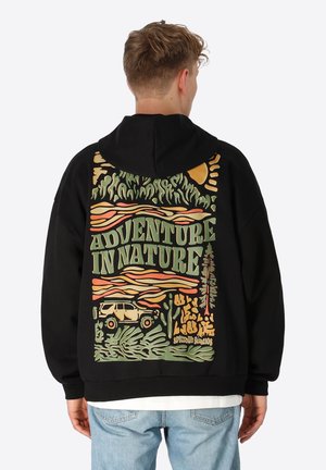 Zwarte hoodie met een kleurrafisch ontwerp op de achterkant met de tekst "AVONTUUR IN DE NATUUR", een zon, bomen en een voertuigontwerp.