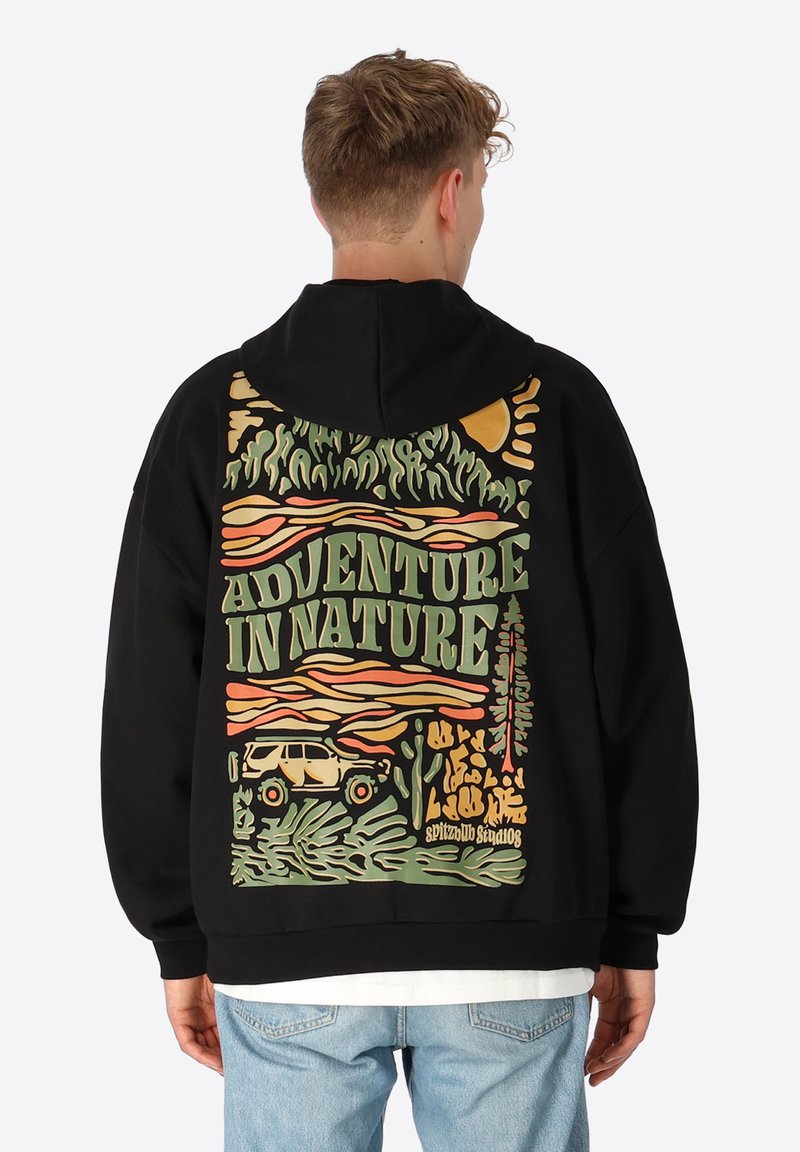 Zwarte hoodie met een kleurrafisch ontwerp op de achterkant met de tekst "AVONTUUR IN DE NATUUR", een zon, bomen en een voertuigontwerp.