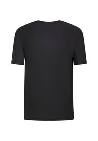 Svart kortärmad t-shirt med rund hals, mjuk textur och en enkel design. Har en liten logotyp på vänster ärm.