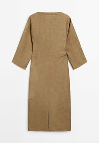 Robe marron longueur genou en tissu texturé avec un large décolleté, manches trois-quarts, coutures diagonales et une fente au dos.