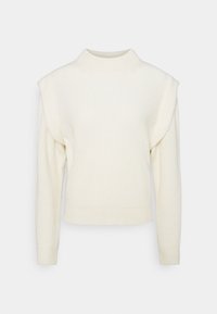 Pull en maille côtelée de couleur crème avec manches longues, épaules matelassées et encolure ronde haute sur un fond uni.