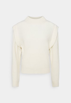Pull en maille côtelée de couleur crème avec manches longues, épaules matelassées et encolure ronde haute sur un fond uni.
