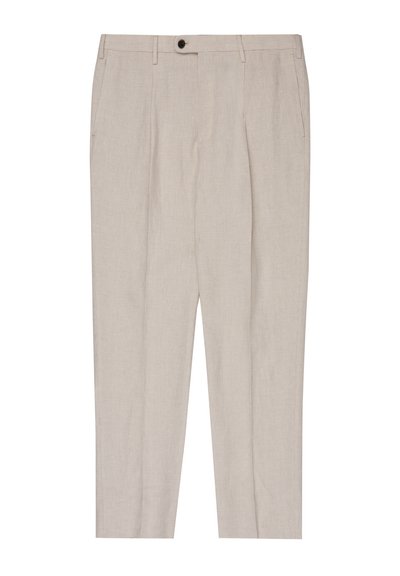 Pantalon beige pour homme, taillé sur mesure, avec plis à l'avant, poches latérales, passants pour ceinture et fermeture par bouton foncé à la taille.
