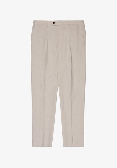 Pantalon beige pour homme, taillé sur mesure, avec plis à l'avant, poches latérales, passants pour ceinture et fermeture par bouton foncé à la taille.
