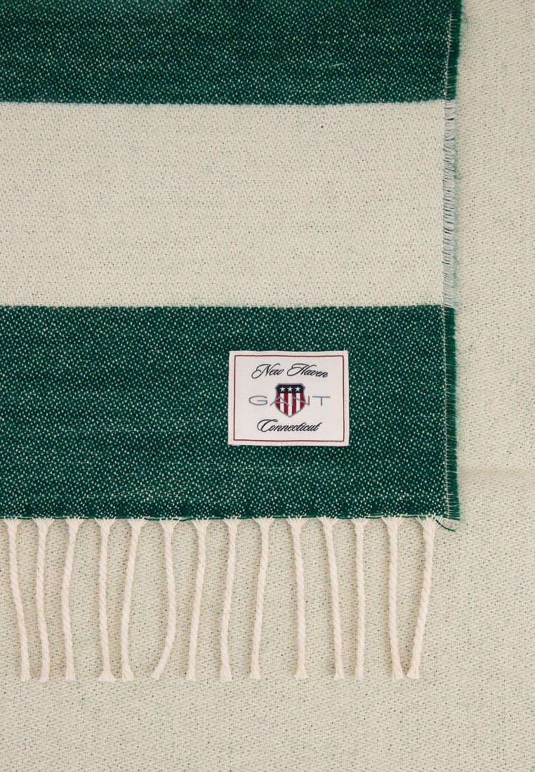 Grün- und cremefarbener gestreifter Überwurf aus strukturiertem Stoff mit weißen Fransen. Hat ein GANT-Label in der unteren Ecke.