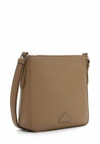 Tasche aus tanfarbenem Leder als Umhängetasche mit glatter Textur, rechteckiger Form, Reißverschluss und einem dreieckigen Markenakzent auf der Vorderseite.