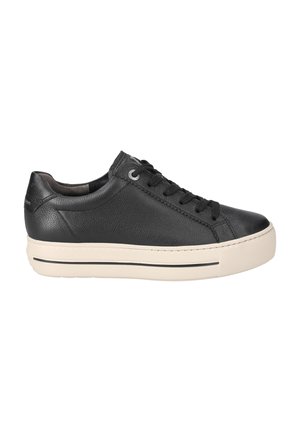 Sneakers en cuir noir avec une finition texturée, bout rond et semelle en caoutchouc crème. Équipés d'un laçage et d'œillets en argent. Détail simple de rayure horizontale.
