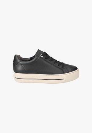 Sneaker in pelle nera con finitura testurizzata, punta rotonda e suola in gomma crema. Caratterizzato da un design con lacci e occhielli in argento. Dettaglio semplice con striscia orizzontale.