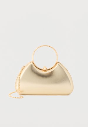 Petit sac à main métallique doré de forme triangulaire arrondie, avec poignée circulaire dorée et bandoulière chaîne dorée amovible sur fond blanc.