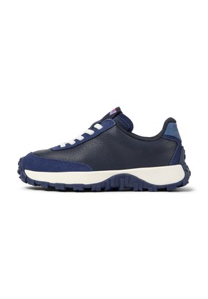 Botte de sport bleu marine avec une semelle texturée, dotée de lacets blancs et d'un design rembourré pour le confort et le soutien.