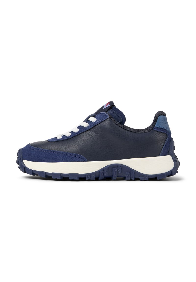 Scarpa sportiva blu navy con suola testurizzata, dotata di lacci bianchi e design imbottito per comfort e supporto.
