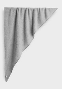Couverture triangulaire grise avec une surface douce et texturée. Les bords sont nets et ont un aspect légèrement plié. Petite étiquette de logo sur un coin.