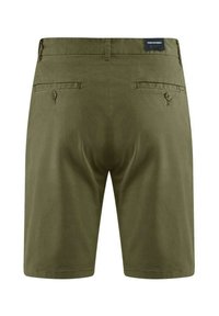 Pantaloni corti verde oliva realizzati in un tessuto liscio, con due tasche posteriori con bottoni e una vita piatta per un design pulito.