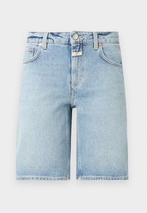 Pantaloni scurți din denim bleu deschis până la genunchi, cu nasture frontal, fermoar, bucle pentru curea și design cu cinci buzunare.