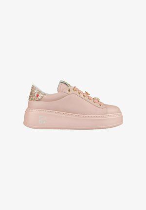 Sneaker in pelle rosa con suola spessa, caratterizzate da inserti glitterati sul tallone e occhielli metallici. Punta testurizzata e lacci morbidi.