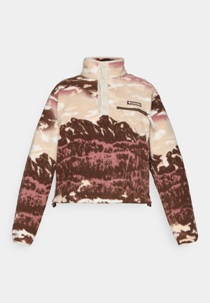 Pullover in pile marrone, crema e rosa con stampa astratta. Presenta un colletto alto, una pattina con bottoni e una tasca sul petto con zip.